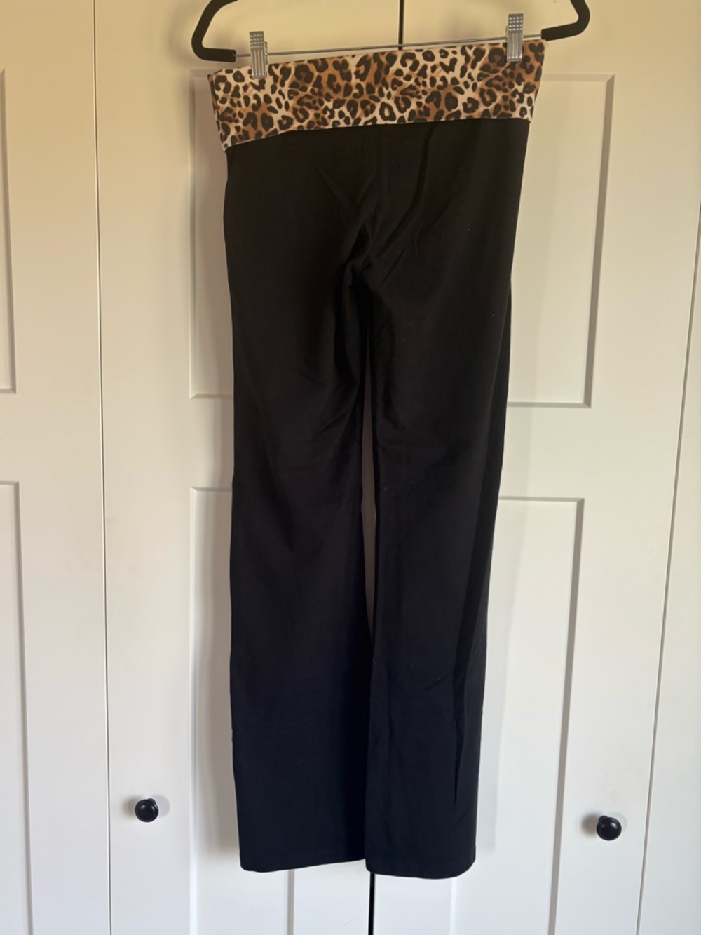 Victoria Secret PINK Yoga Pants - Leopard Print - Picture 4 of 6